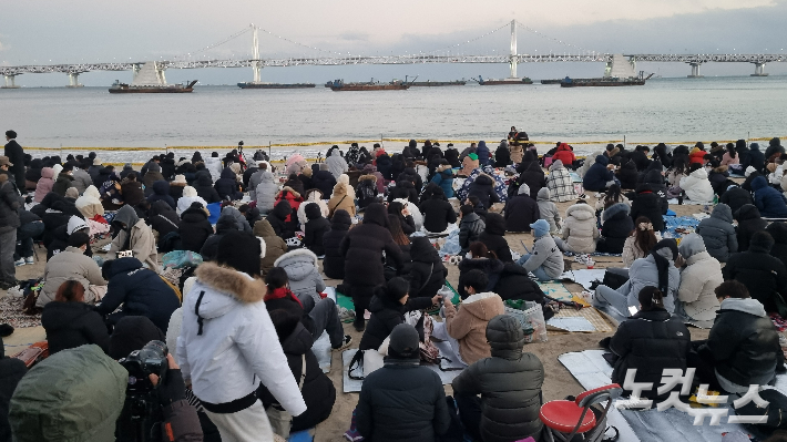 17일 오후 5시쯤 부산 광안리해수욕장 백사장에 이른 시각부터 사람들이 모여 '제17회 부산불꽃축제' 시작을 기다리고 있다. 김혜민 기자