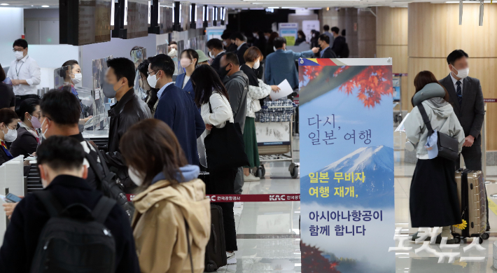 서울 강서구 김포국제공항 출국장에서 일본으로 향하는 승객들이 탑승수속을 하고 있다. 박종민 기자