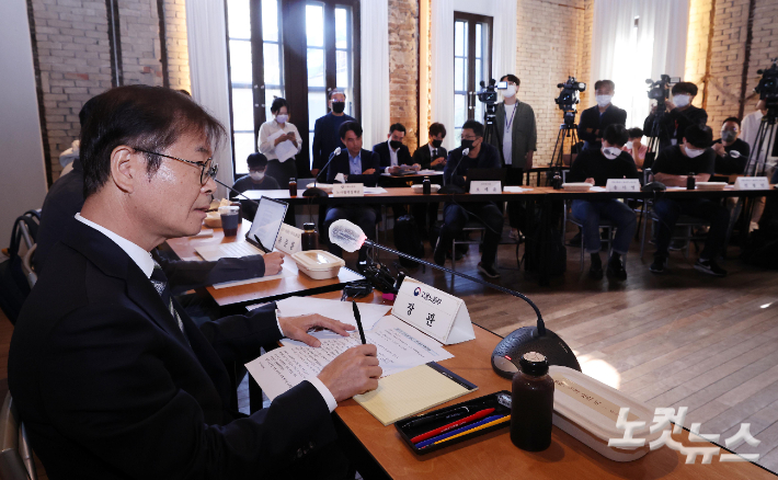 이정식 고용노동부 장관이 지난 9월 서울 중구 정동 1928아트센터에서 열린 MZ세대 노조 간담회를 주재하고 있다. 류영주 기자