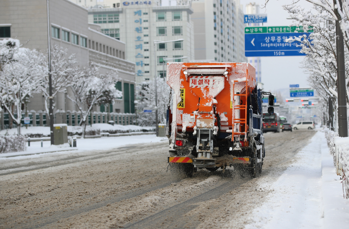 대설특보가 발령된 18일 광주 서구 한 도로에서 제설차량이 지나고 있다. 연합뉴스