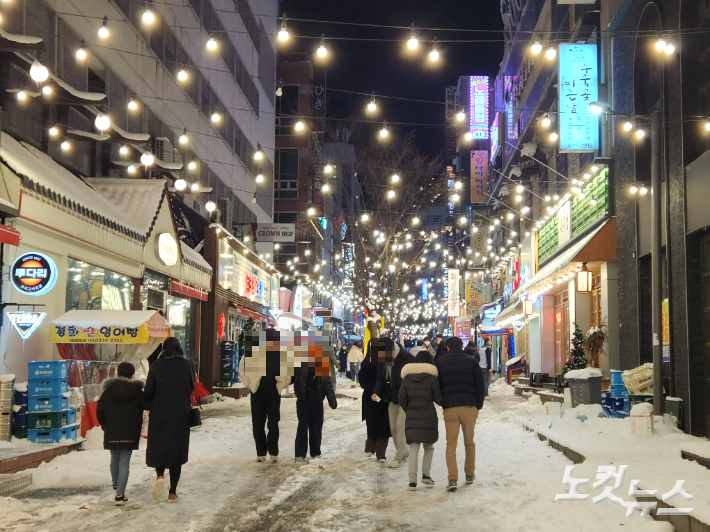 18일 광주시 서구 상무지구 인근 음식점 앞 모습. 박성은 기자