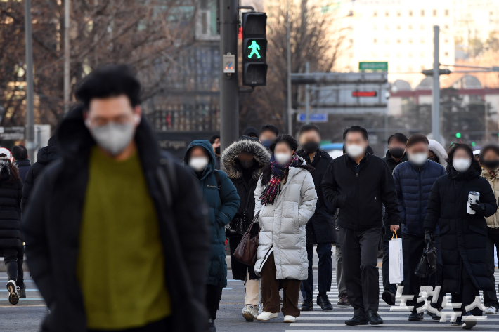 서울 광화문역 사거리에서 직장인들이 두꺼운 외투에 목도리, 모자 등으로 중무장하고 발걸음을 재촉하고 있다. 황진환 기자