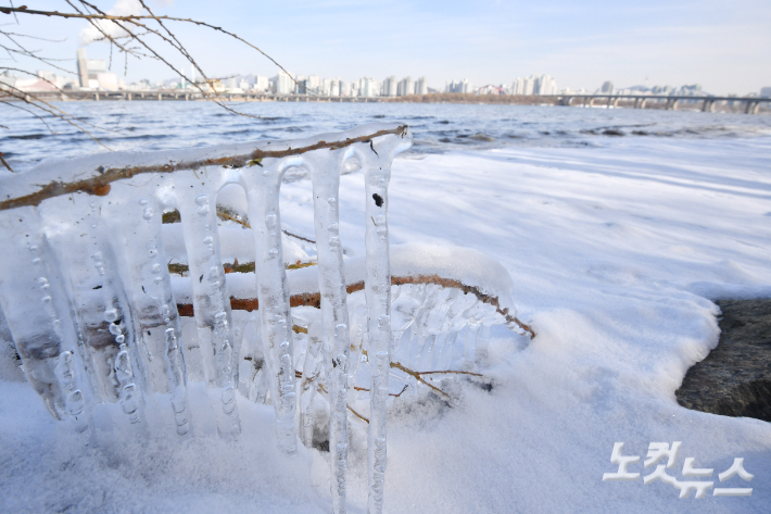 서울 여의도 한강시민공원 강변에 고드름이 얼어 붙어있다. 류영주 기자