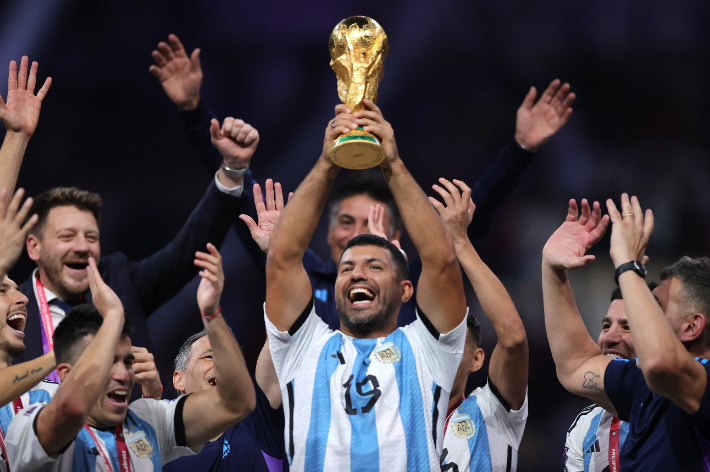 월드컵 우승 트로피를 들고 기뻐하는 아르헨티나 세르히오 아구에로. 연합뉴스