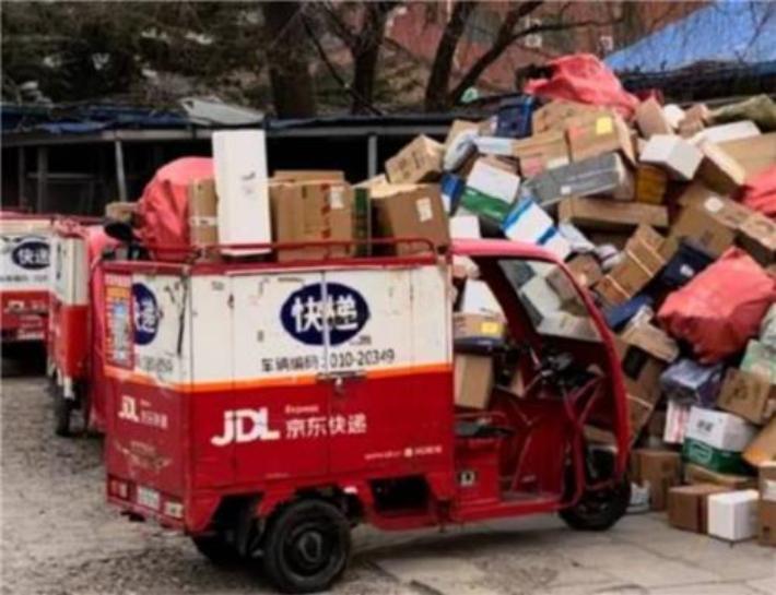 배달되지 않은 채 쌓여 있는 물건들. 웨이보 캡처