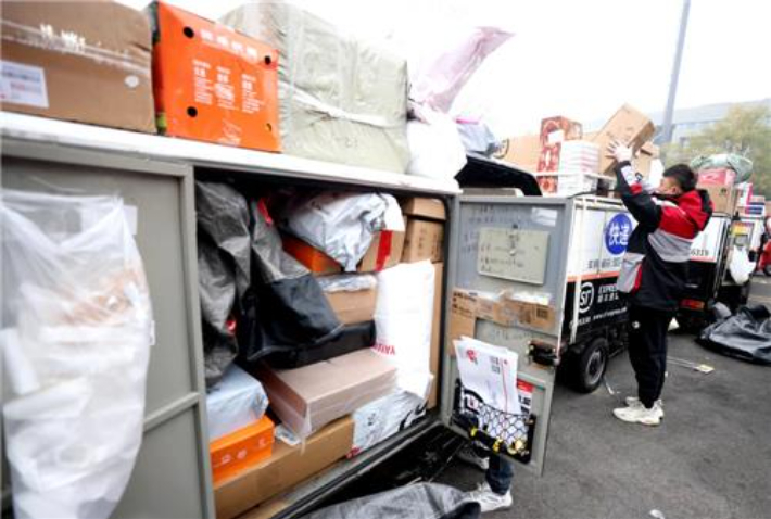 배송 중단된 차량에 쌓여 있는 물건들. 웨이보 캡처
