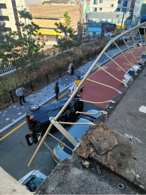 부산의 한 빌라 주차장에서 차량이 추락해 70대 남성이 다쳤다. 부산경찰청 제공