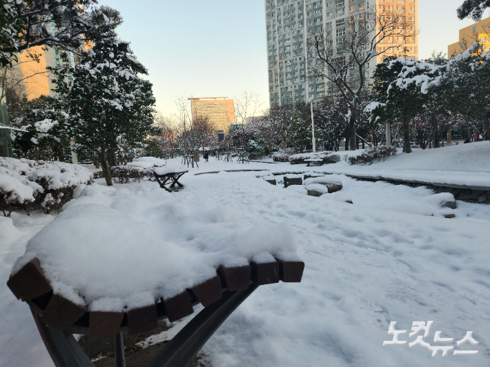 19일 오전 광주 서구 인근 밤사이 내린 폭설로 의자에 눈이 쌓인 모습. 박성은 기자