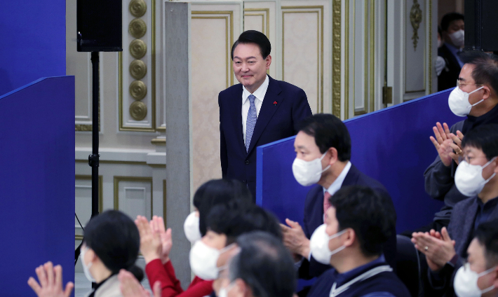 윤석열 대통령이 지난 15일 서울 청와대 영빈관에서 열린 제1차 국정과제 점검회의에 입장하고 있다. 연합뉴스