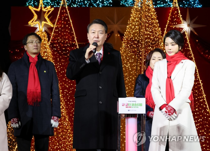 윤석열 대통령이 16일 오후 서울 종로구 열린송현광장에서 열린 윈·윈터 페스티벌 개막식에서 트리 점등을 한 뒤 발언을 하고 있다. 연합뉴스