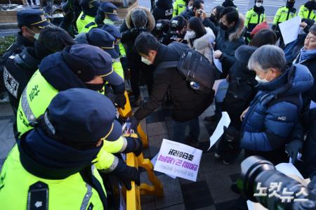 폴리스라인에 붙이는 일본 선제공격 능력 보유 규탄 피켓