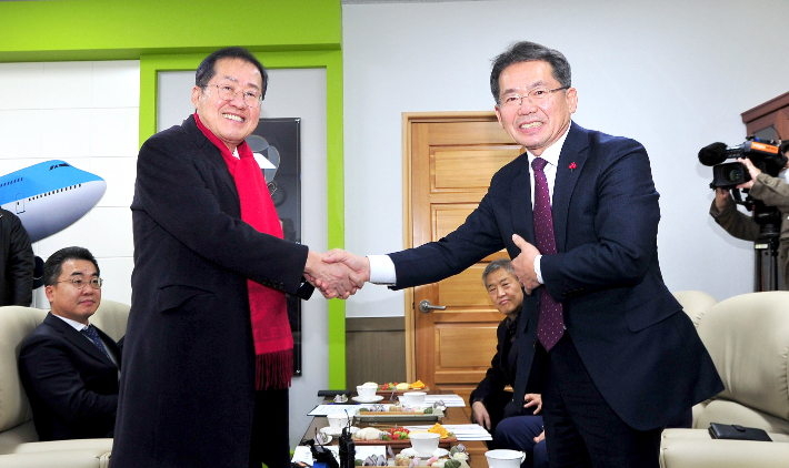 16일 군위군청을 방문한 홍준표 대구시장(왼쪽)이 김진열 군위군수와 악수를 나누고 있다. 군위군 제공