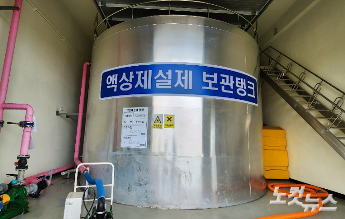 제주공항에 갖춰진 액상제설제 초산칼륨 보관탱크. 박정섭 기자