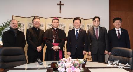 이재명 더불어민주당 대표가 20일 오후 서울 중구 명동 천주교 서울대교구청에서 교구장 정순택 대주교를 예방, 기념촬영하고 있다. 왼쪽부터 정영진 신부 (서울대교구 사무처장), 유환민 신부 (서울대교규 문화홍보국장), 정순택 대주교, 이재명 대표, 홍익표 국회문화체육관광위원장, 안호영 대변인.