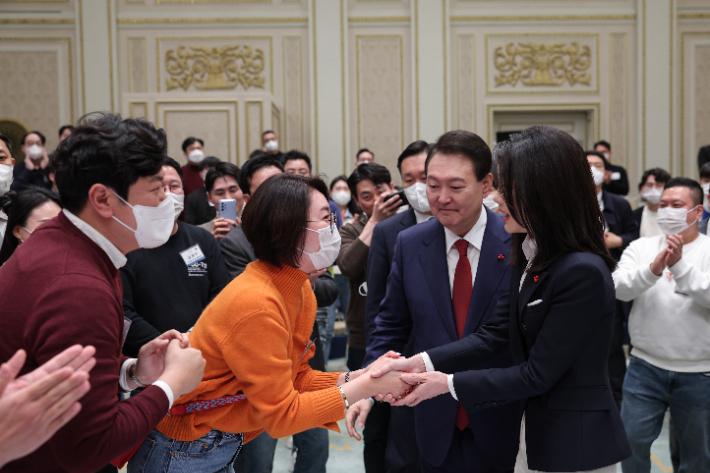 윤석열 대통령과 김건희 여사가 20일 청와대 영빈관에서 열린 청년 200여명과의 노동ㆍ교육ㆍ연금 등 3대 분야 개혁 간담회를 마친 뒤 참석자들과 인사하고 있다. 연합뉴스