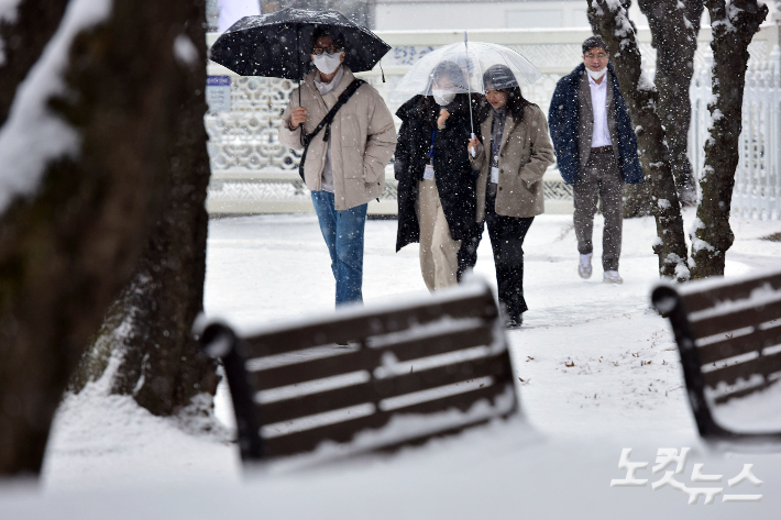 중부지방에 대설주의보가 내려진 시민들이 발걸음을 옮기고 있다. 윤창원 기자