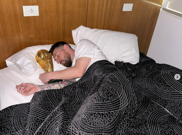 월드컵 우승 트로피를 안고 자는 아르헨티나 리오넬 메시. 인스타그램 캡처