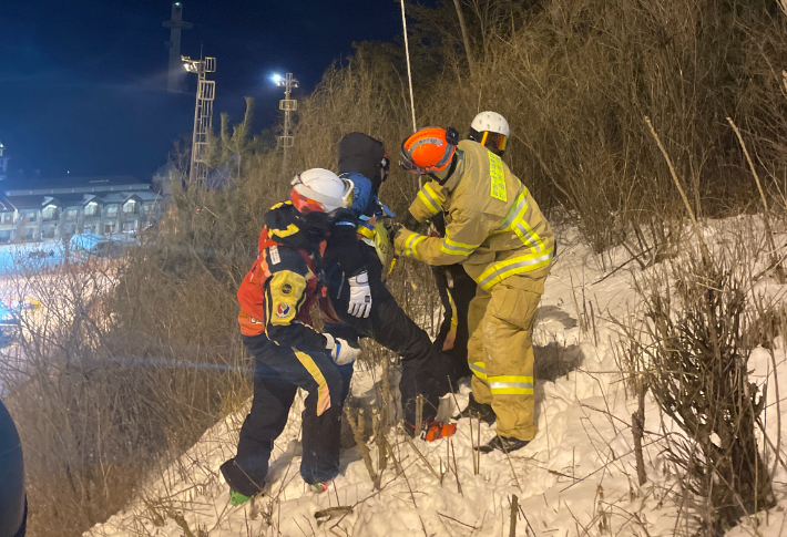 리프트 이용객을 무사히 구조하고 있는 구조대원. 강원도소방본부 제공
