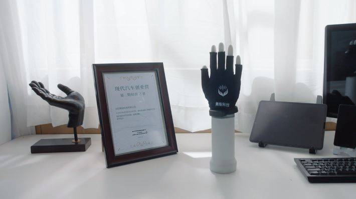 현대자동차그룹 '넥스트 무브'의 스타트업 지원 사업에서 '착한 기술 기업'으로 선발된 중국의 스타트업이 개발한 청각장애인을 위한 수화 통역장비. 현대차그룹 제공