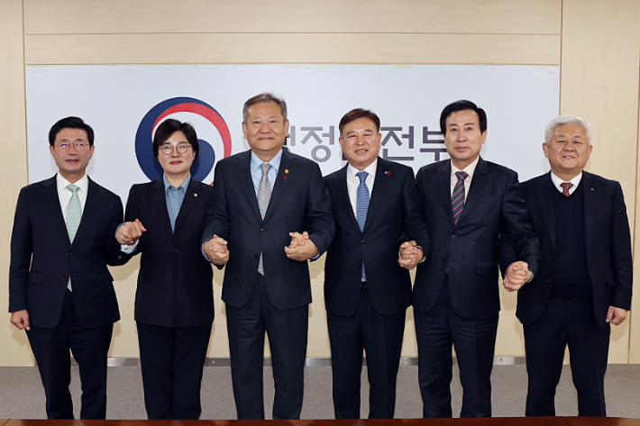 정인화 전남 광양시장은 이상민 행정안전부 장관 주재로 지난 20일 세종시 행정안전부 청사에서 열린 호남 무소속 기초자치단체장들과의 간담회에 참석했다. 광양시 제공