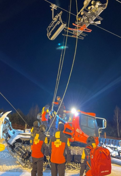 19일 오후 4시 12분 쯤 강원 평창군 알펜시아리조트 스키장에서 리프트 멈춤 사고가 발생해 소방당국이 사고 현장에서 구조 활동을 벌이고 있다. 강원도소방본부 제공