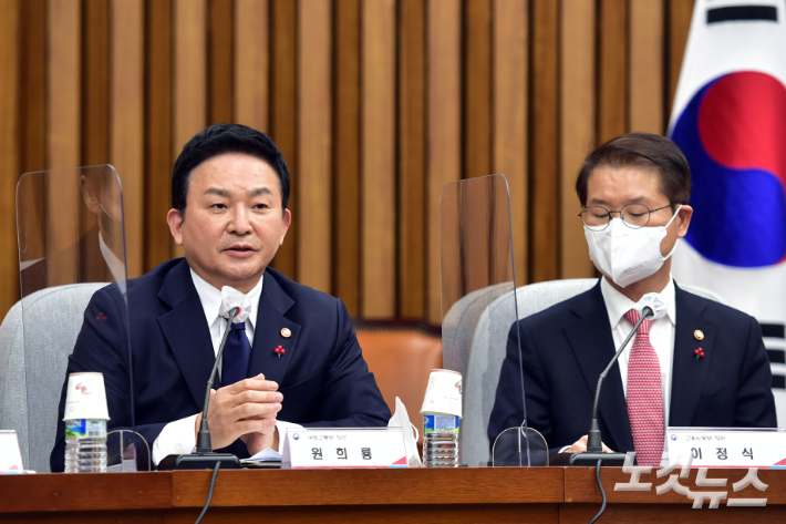 원희룡 국토교통부 장관(왼쪽)이 지난 20일 서울 여의도 국회에서 열린 건설현장 규제개혁 민·당·정협의회에서 발언을 하고 있다. 윤창원 기자