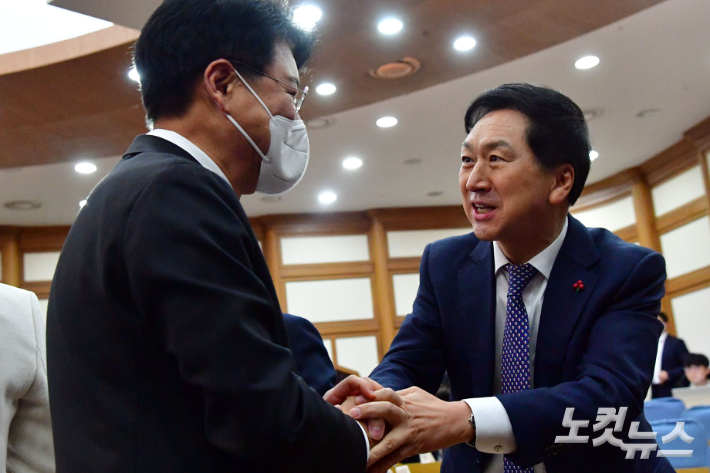 국민의힘 장제원 의원과 김기현 의원(오른쪽)이 21일 서울 여의도 국회 의원회관에서 열린 '국민공감' 두 번째 공부모임에 참석하며 인사를 하고 있다. 윤창원 기자