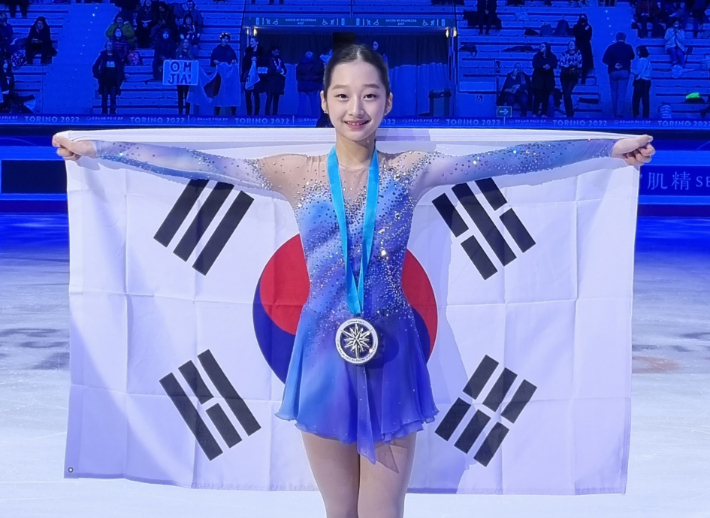 신지아가 10일(한국시간) 이탈리아 토리노 팔라벨라에서 열린 2022-2023 국제빙상경기연맹 피겨스케이팅 주니어 그랑프리에서 포즈를 취하고 있다. 한국 여자 싱글 선수가 주니어 그랑프리 파이널에서 메달을 획득한 건 2005년 김연아(당시 금메달) 이후 17년 만이다. 올댓스포츠