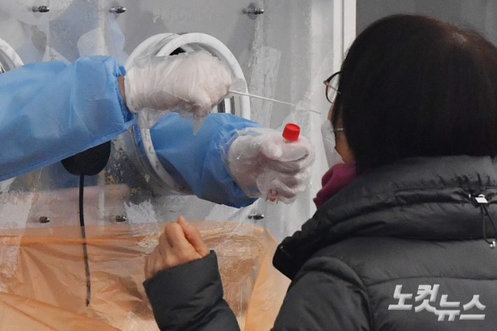 정부가 실내 마스크 착용 해제를 검토하고 있는 가운데 코로나19가 다시 증가세를 보이고 있는 12일 오후 서울 중구 서울역 임시선별검사소에 시민들이 코로나19 검사를 받고 있다. 류영주 기자