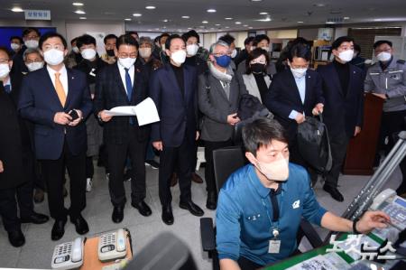 이태원참사 국정조사특별위원회 우상호 위원장과 특조위원들이 21일 오후 서울 종로구 서울경찰청 112치안종합상황실을 찾아 현장조사를 하고 있다.