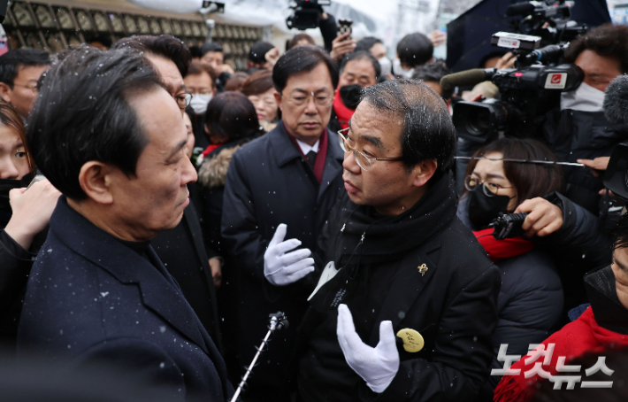 이태원참사 국정조사특별위원회 우상호 위원장과 특조위원들이 21일 서울 용산구 녹사평역 희생자 시민분향소를 조문한 뒤  최헌국 목사와 대화하고 있다. 국회사진취재단