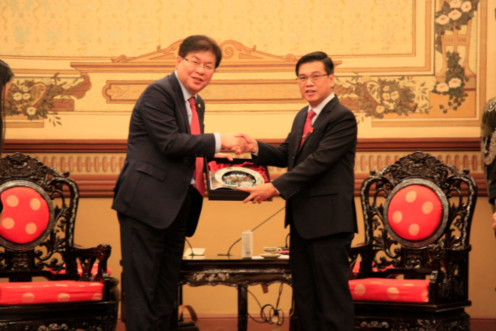 부산시의회 대표단은 베트남 호찌민 시의회를 방문한 모습.왼쪽 안성민 부산시의회 의장. 부산시의회 제공