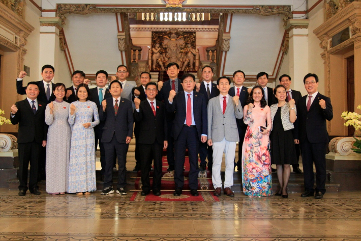 부산시의회 대표단이 베트남 호찌민 시의회를 방문한 모습. 부산시의회 제공