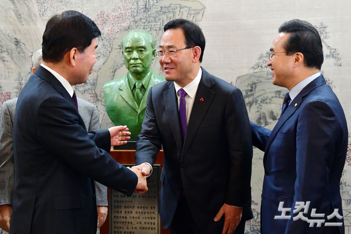 김진표 국회의장(왼쪽부터)과 국민의힘 주호영 원내대표, 더불어민주당 박홍근 원내대표가 21일 서울 여의도 국회에서 열린 제24회 백봉신사상 시상식을 마친 뒤 인사를 나누고 있다. 윤창원 기자