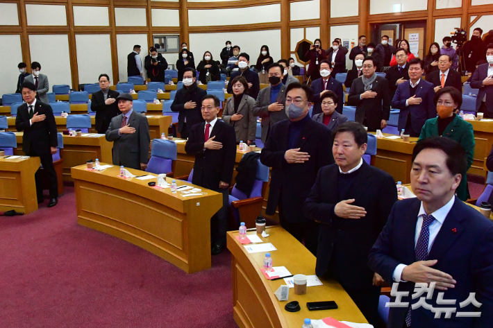 국민의힘 정진석 비상대책위원장 등 의원 및 참석자들이 21일 서울 여의도 국회 의원회관에서 열린 '국민공감' 두번째 공부모임에서 국민의례를 하고 있다. 윤창원 기자