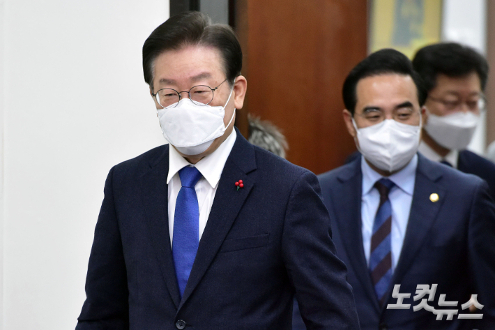 더불어민주당 이재명 대표와 박홍근 원내대표가 21일 서울 여의도 국회에서 열린 최고위원회의에 참석하고 있다. 윤창원 기자