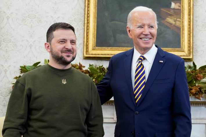 조 바이든 미국 대통령(오른쪽)과 볼로디미르 젤렌스키 우크라이나 대통령. 연합뉴스