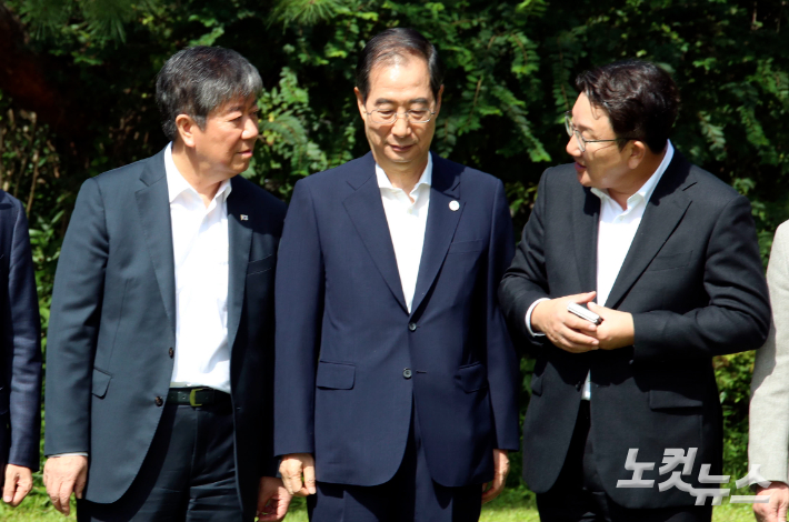 김대기 대통령비서실장(왼쪽부터),, 한덕수 국무총리국민의힘 권성동 원내대표가 9월 정기국회를 앞둔 28일 서울 종로구 총리공관에서 열린 제3차 고위당정협의회에 앞서 이야기를 나누고 있다. 국회사진취재단