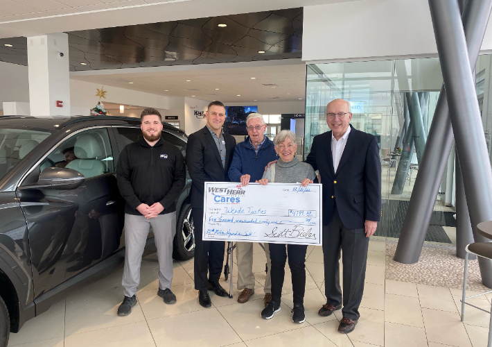 현대차 미국판매법인(HMA)은 지난 21일(현지시간) 뉴욕 주 윌리엄스빌에 있는 딜러숍 '웨스트 허 현대(West Herr Hyundai)'에서 1500만번째 신차를 고객(사진 왼쪽 3번째, 4번째)에게 인도했다고 밝혔다. 현대차 제공