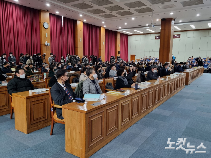 22일 부산시청에서 열린 고리2호기 계속운전 공개 토론회 현장. 박진홍 기자