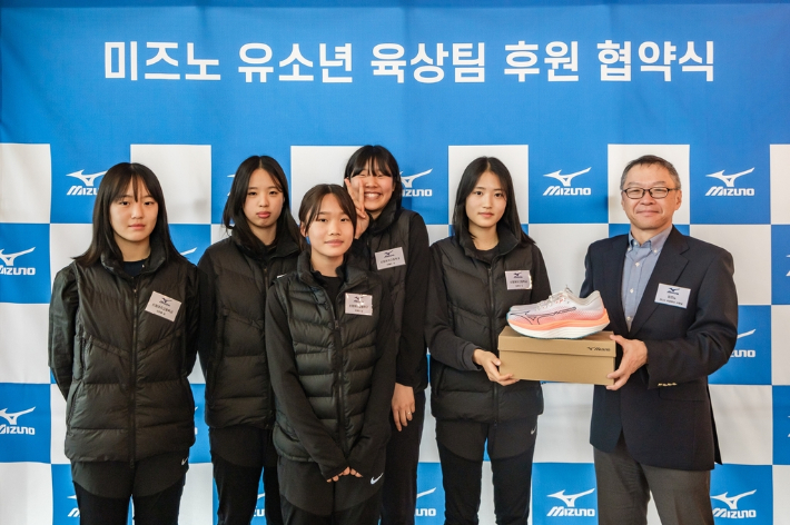 한국 미즈노 코니시 히로마사 대표이사(오른쪽)와 4개 중·고등학교 육상팀 선수들. 미즈노