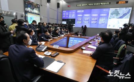 우상호 이태원 참사 국정조사특별위원회 위원장과 특조위원들이 22일 오전 서울 종로구 정부서울청사 종합상황실을 찾아 행안부 현장조사를 하고 있다.