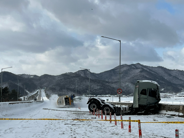 23일 오전 8시 50분쯤 전남 장흥군 남해고속도로 순천-영암 방면 구간에서 액화산소가스를 싣고 가던 25t 탱크로리가 눈길에 넘어져 경찰과 소방당국이 긴급조치를 했다. 전남소방본부 제공