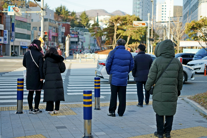 23일 부산지역은 아침 최저기온이 영하 5.9도까지 떨어지는 등 추위가 기승을 부렸다. 사진은 추위 속에 보행신호를 기다리는 시민들. 송호재 기자