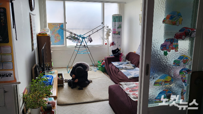 23일 서울의 한 옥탑방에서 초등학생 아이와 5살 아기를 키우는 한 가정은 거실 바닥에 전기장판을 깔고 두꺼운 외투를 입고 생활한다. 단열이 안 돼 집안 온도는 14도를 가리켰다. 박희영 기자