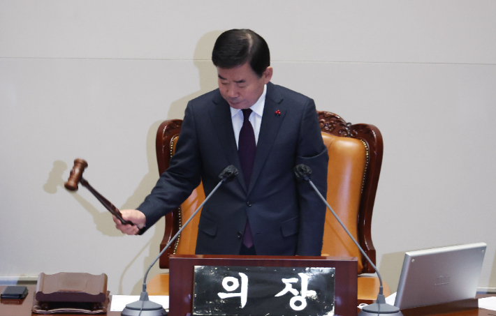 김진표 국회의장이 23일 오후 국회에서 열린 본회의에서 개의를 선언하고 있다. 연합뉴스