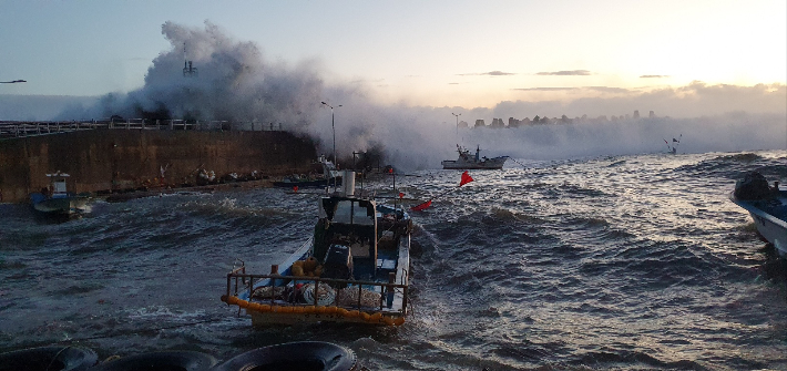 삼척 대진항 방파제를 덮치고 있는 너울성 파도. 삼척시 제공