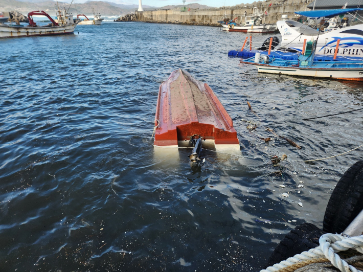 삼척 초곡항에 정박해 있던 어선이 전복된 모습. 삼척시 제공