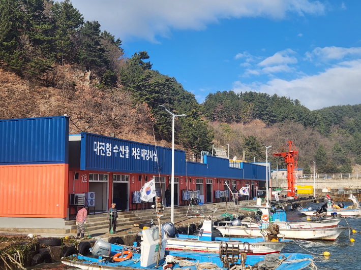 너울성 파도가 덮치면서 삼척 대진항에서는 수산물 저온저장시설의 유리창이 파손되는 피해가 발생했다. 삼척시 제공