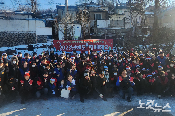 24일 서울 중계동 백사마을에서 진행된 연탄은행 성탄데이. 이번 나눔엔 배우 정애리, 가수 션, 포케올데이, 키쏘커피 등이 함께 했다. 